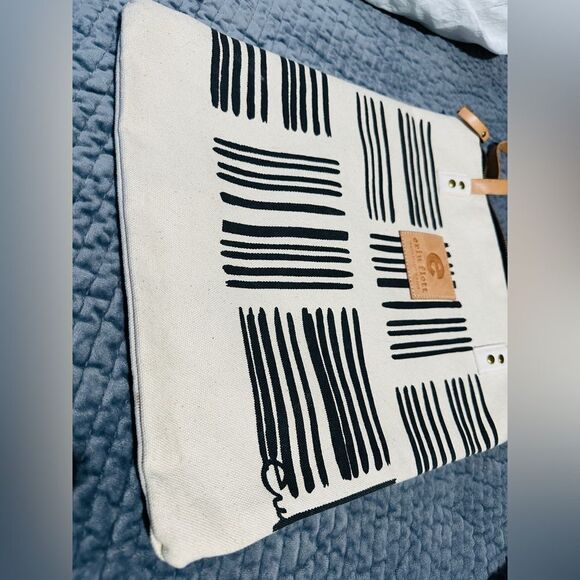 Erin Flett Worn Black Brush Mod Tote – Handcrafted Artistry - Picture 9 of 17